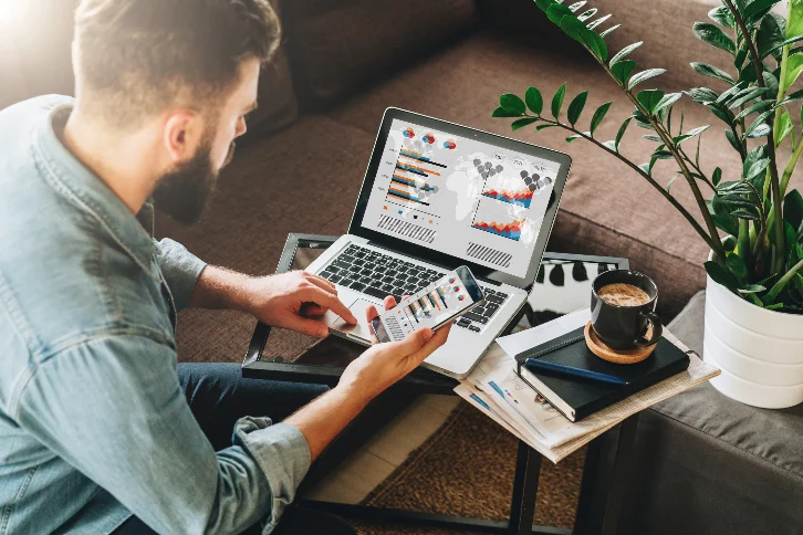 Especialista da Fontana AMD em marketing digital analisando métricas e estratégias
